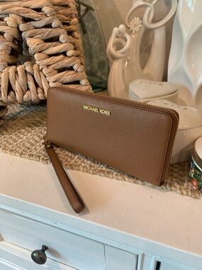NWT Michael Kors Tan Pebbled Leather Zip Wristlet Wallet